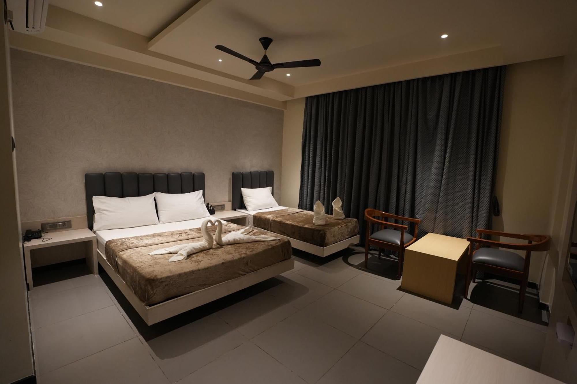 Hotel Swathi Hospet Ngoại thất bức ảnh