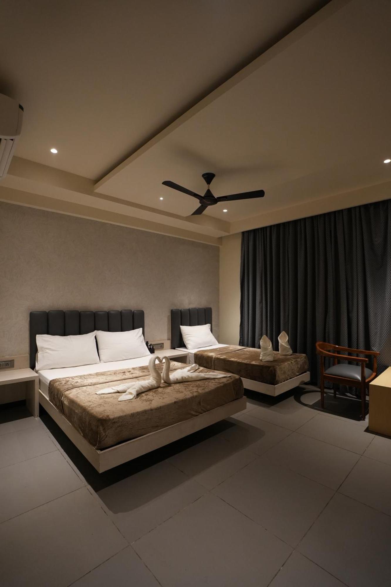 Hotel Swathi Hospet Ngoại thất bức ảnh