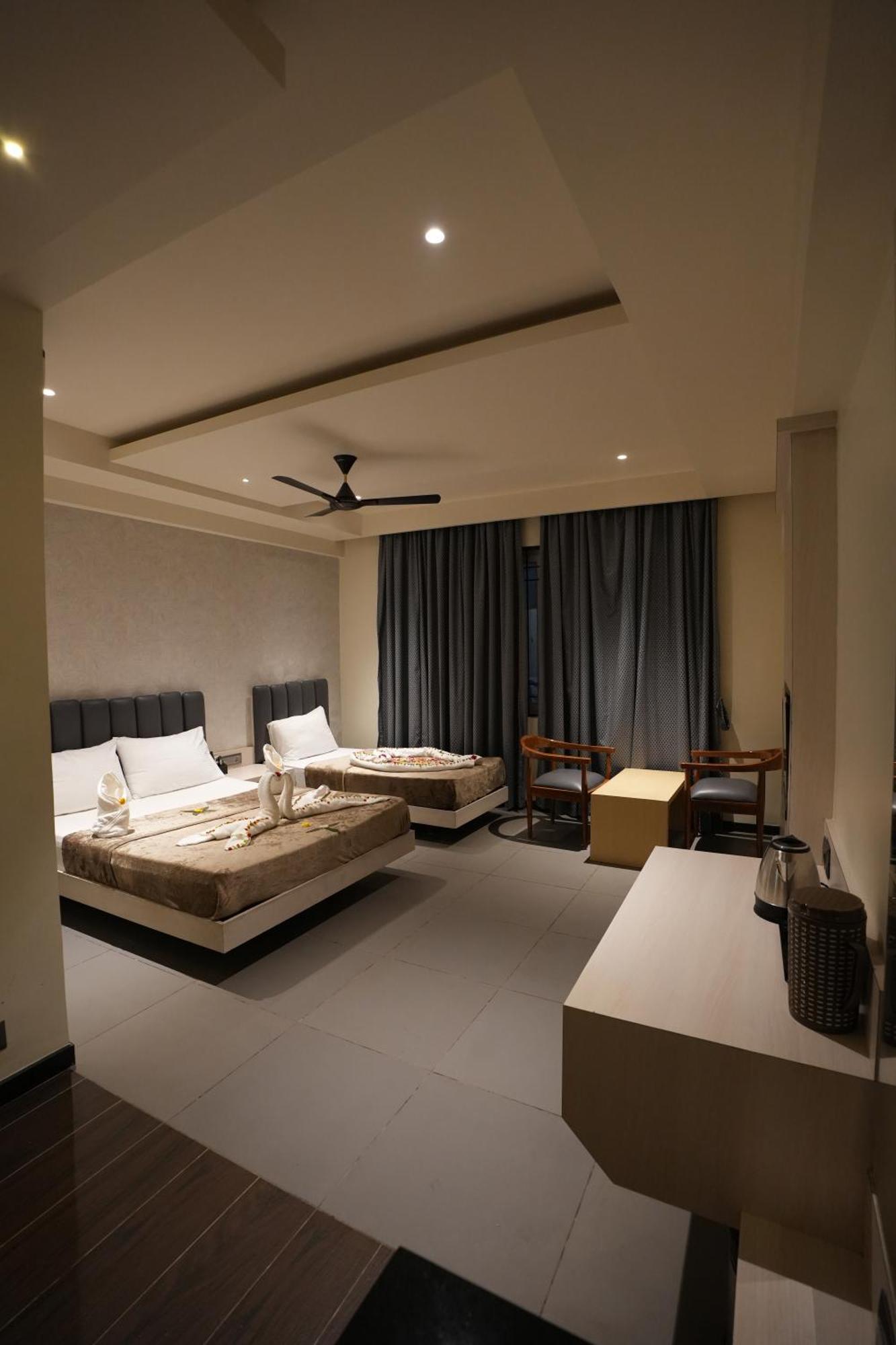 Hotel Swathi Hospet Ngoại thất bức ảnh