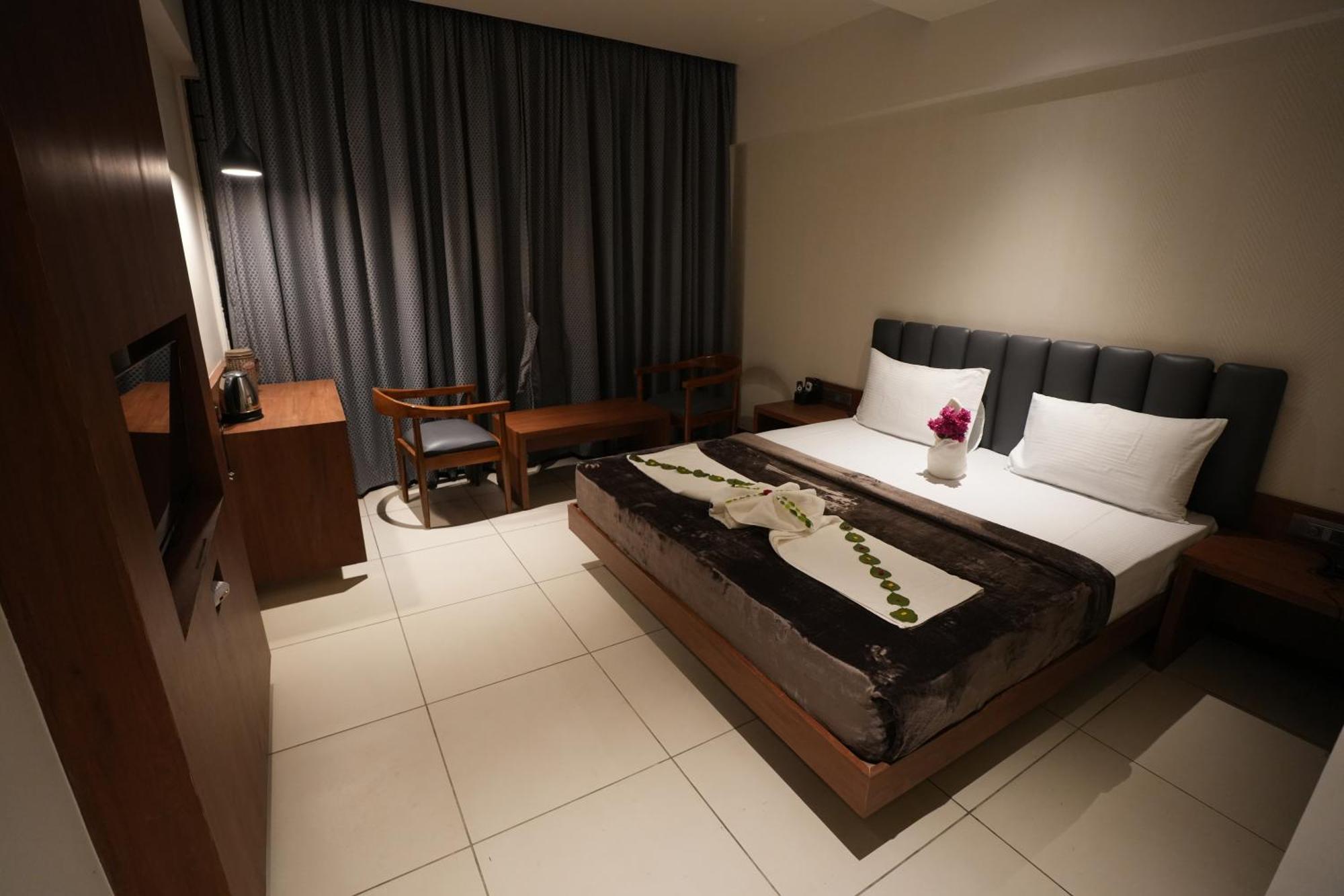 Hotel Swathi Hospet Ngoại thất bức ảnh