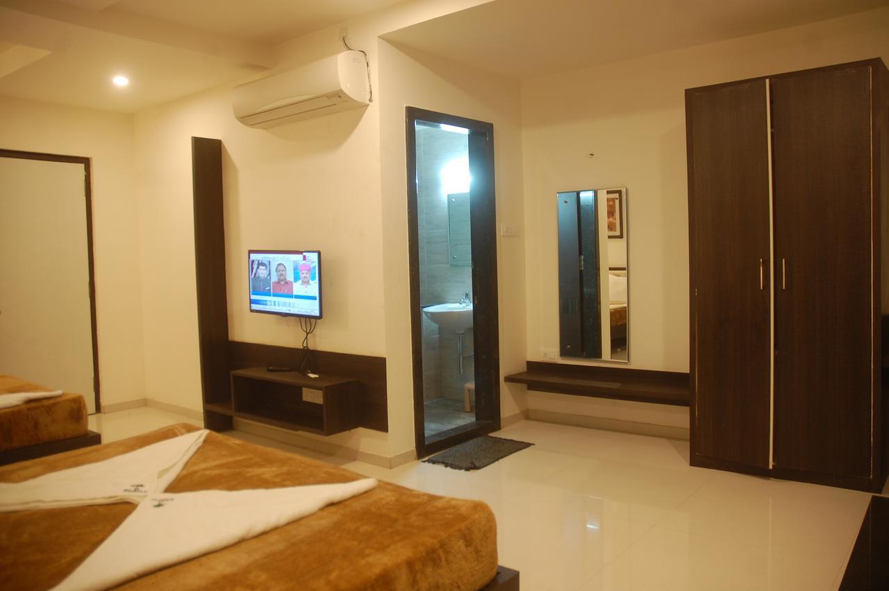 Hotel Swathi Hospet Ngoại thất bức ảnh